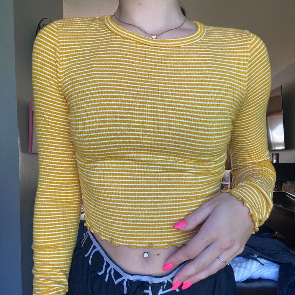 Forever 21 Cropped Long Sleeve Tee - Picture 1 of 4